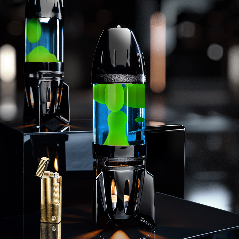 Juoda Mathmos Fireflow žvakinė lavos lempa su mėlynu skysčiu ir geltona lava tamsiame fone