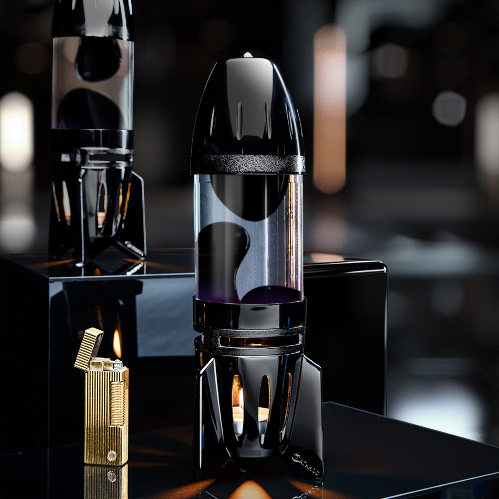 Juoda raketos formos Mathmos Fireflow žvakinė lavos lempa su skaidriu skysčiu ir juoda lava tamsiame fone su žiebtuvėliu