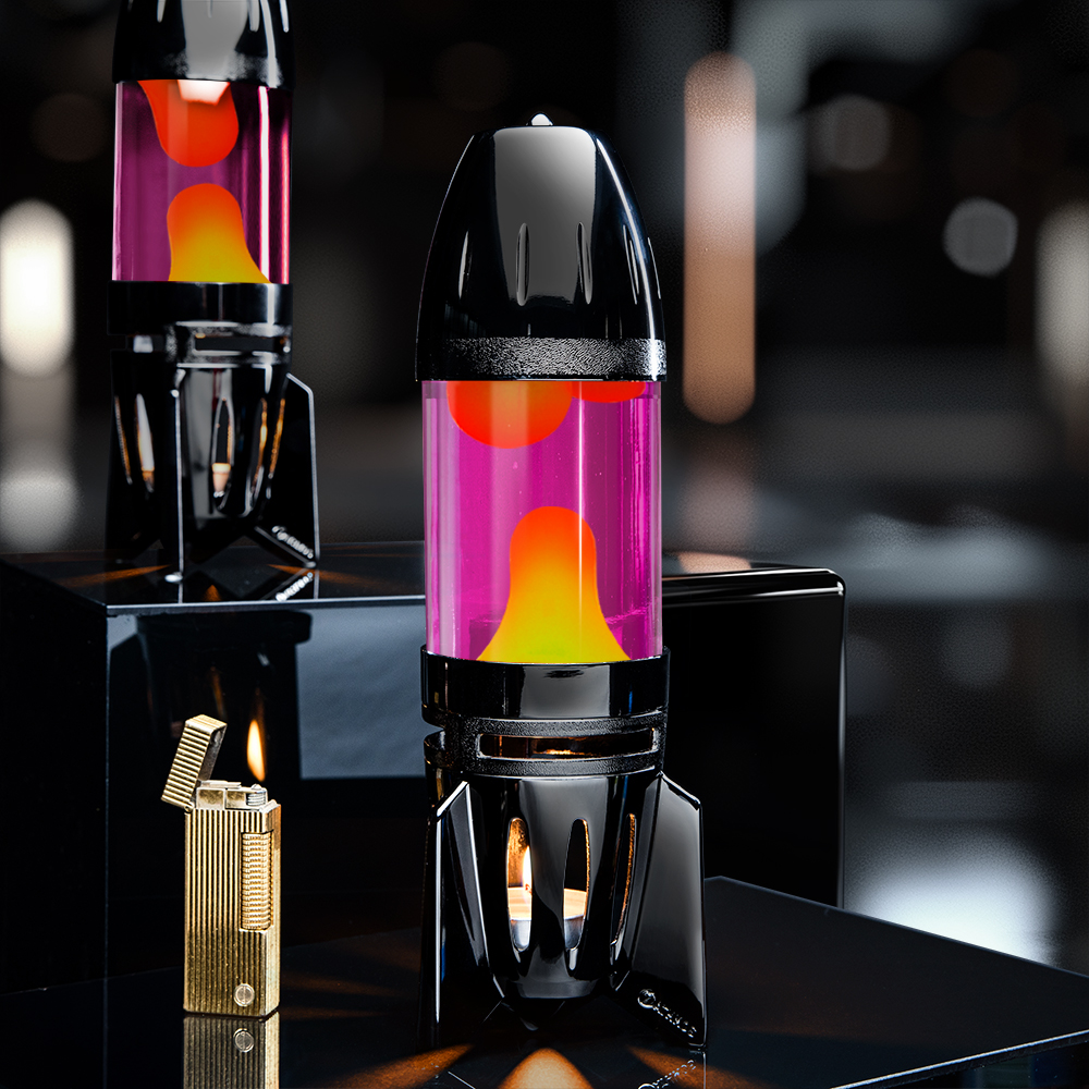 Juoda Mathmos Fireflow žvakinė lavos lempa su rausvu skysčiu ir geltona lava tamsiame fone