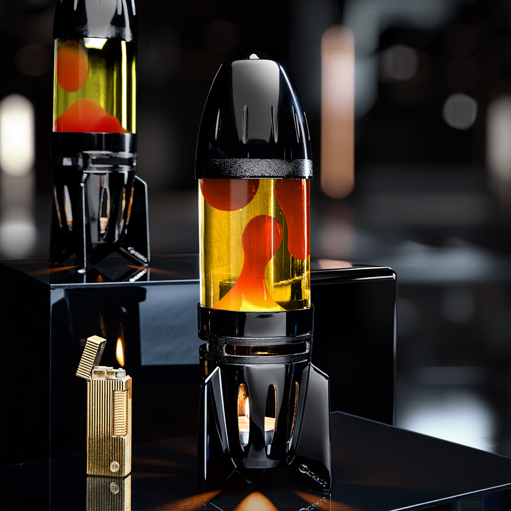 Juoda Mathmos Fireflow žvakinė lavos lempa su geltonu skysčiu ir oranžine lava tamsiame fone