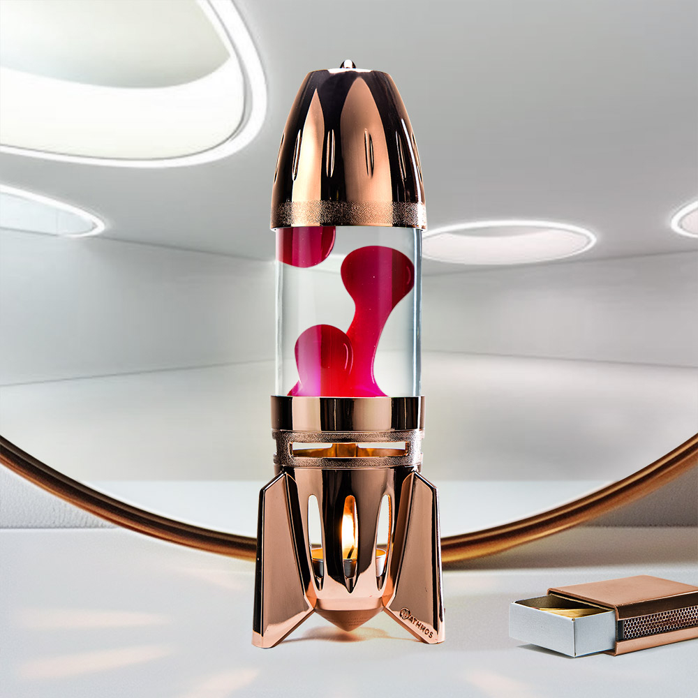 Varinė raketos formos Mathmos Fireflow žvakinė lavos lempa su skaidriu skysčiu ir raudona lava šviesiame fone su degtukų dėžute