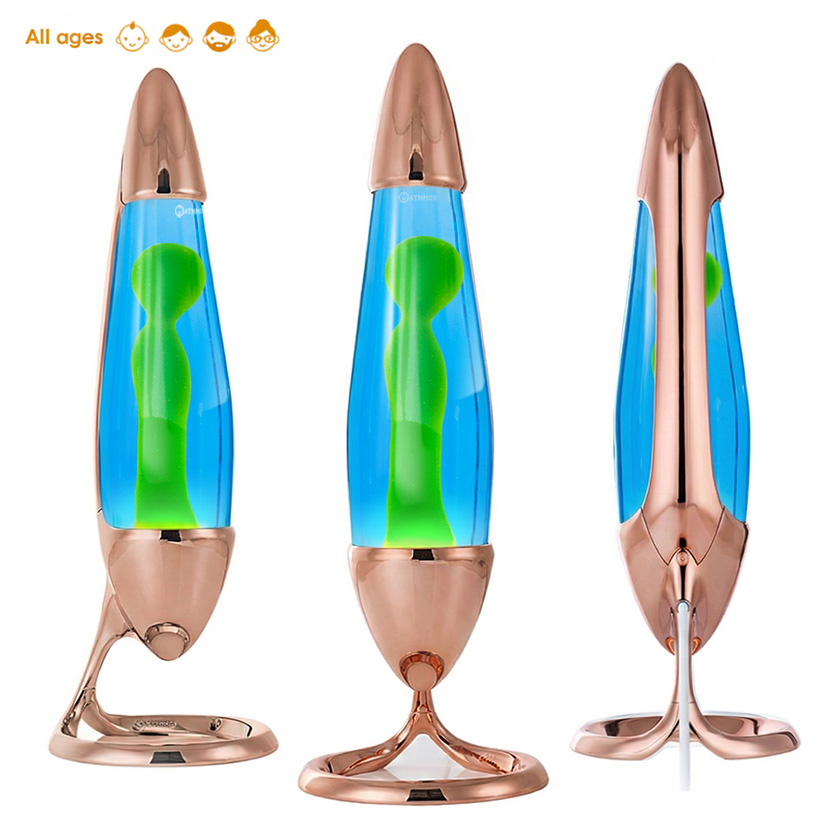 Mathmos Neo lavos lempa su vario spalvos korpusu, mėlynu skysčiu ir žalia lava, pavaizduota iš kelių kampų baltame fone