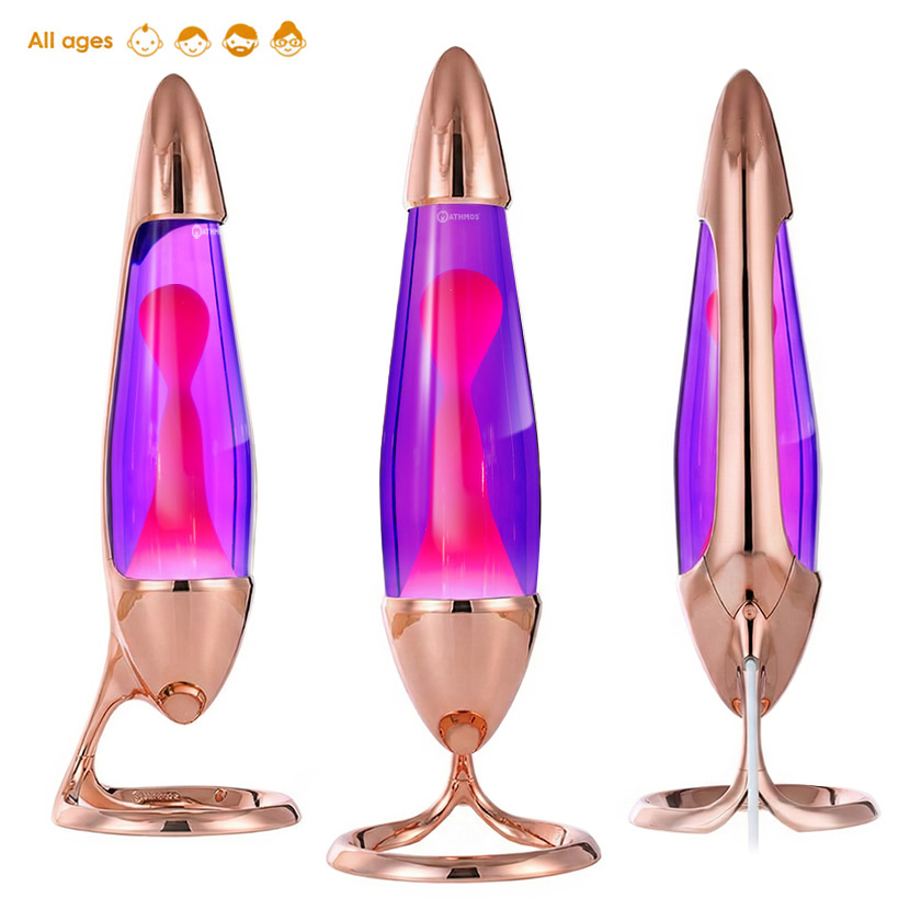 Mathmos Neo lavos lempa su vario spalvos korpusu, violetiniu skysčiu ir rausva lava, pavaizduota iš kelių kampų baltame fone