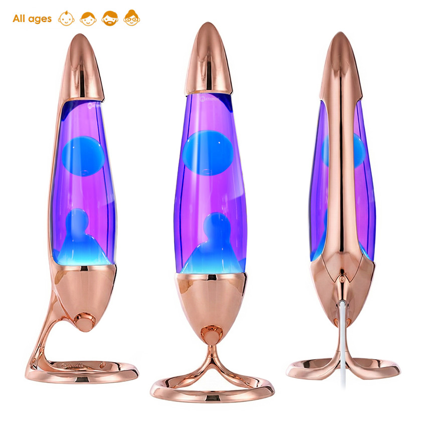 Mathmos Neo lavos lempa su vario spalvos korpusu, violetiniu skysčiu ir turkio spalvos lava, pavaizduota iš kelių kampų baltame fone