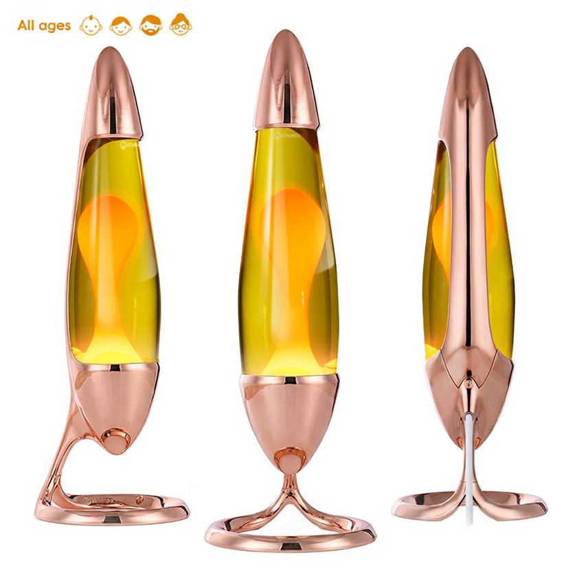 Mathmos Neo lavos lempa su vario spalvos korpusu, geltonu skysčiu ir oranžine lava, pavaizduota iš kelių kampų baltame fone