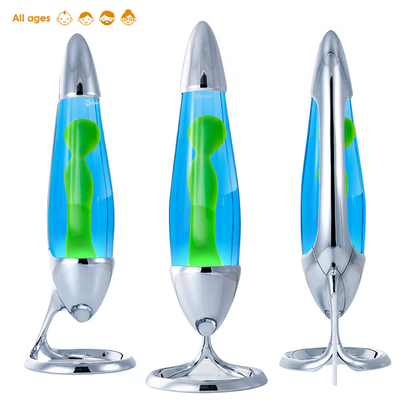 Mathmos Neo lavos lempa su sidabriniu korpusu, mėlynu skysčiu ir žalia lava, pavaizduota iš kelių kampų baltame fone