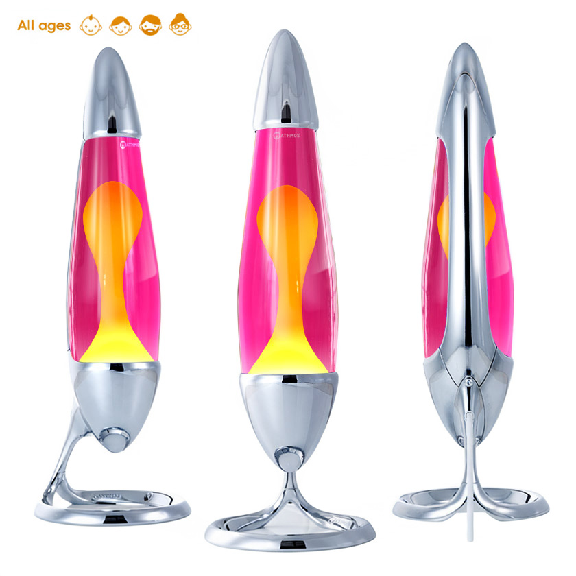 Mathmos Neo lavos lempa su sidabriniu korpusu, rausvu skysčiu ir geltona lava, pavaizduota iš kelių kampų baltame fone