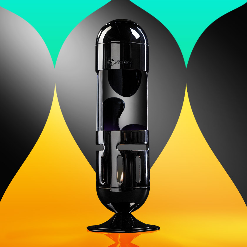 Viena juoda Mathmos Pod žvakinė lavos lempa su skaidriu skysčiu ir juoda lava grafiniame fone