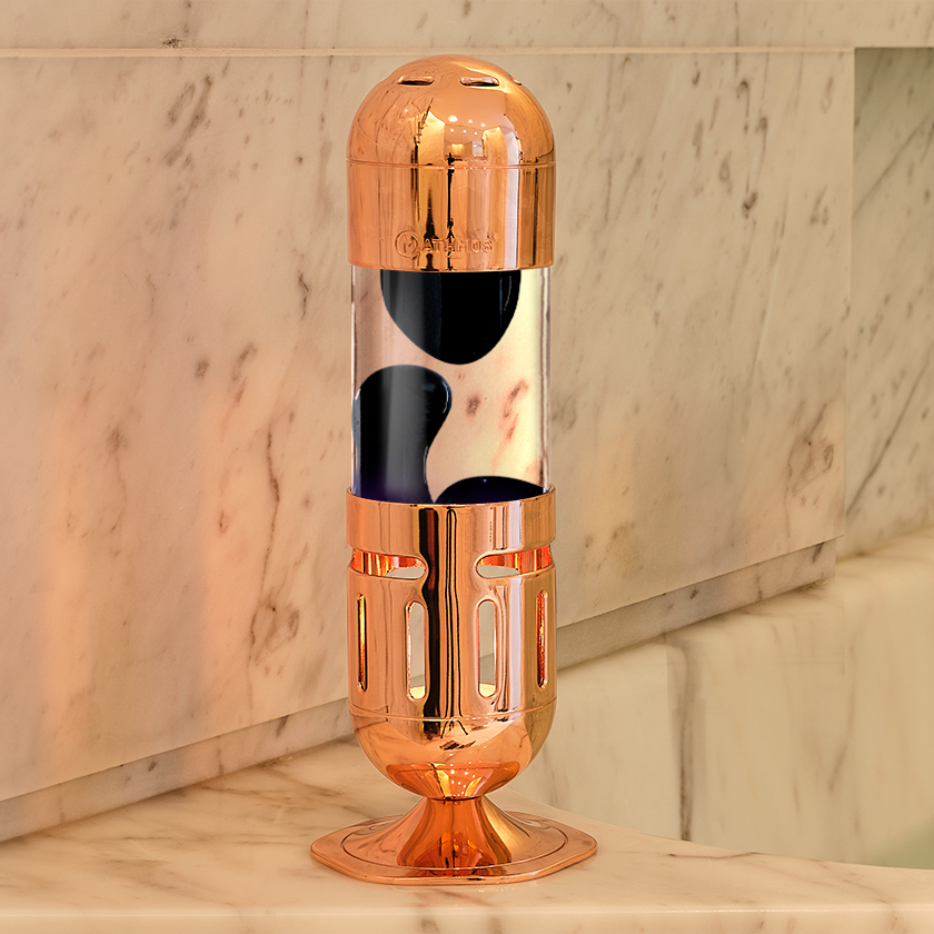 Viena varinė Mathmos Pod žvakinė lavos lempa su skaidriu skysčiu ir juoda lava marmuriniame fone