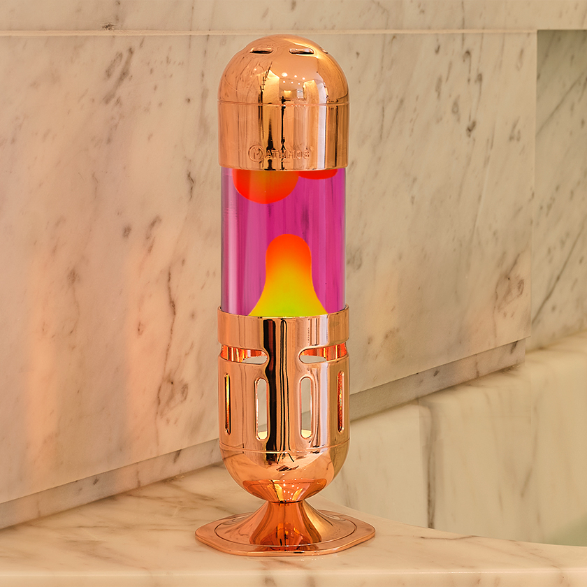 Viena varinė Mathmos Pod žvakinė lavos lempa su rožiniu skysčiu ir geltona lava marmuriniame fone