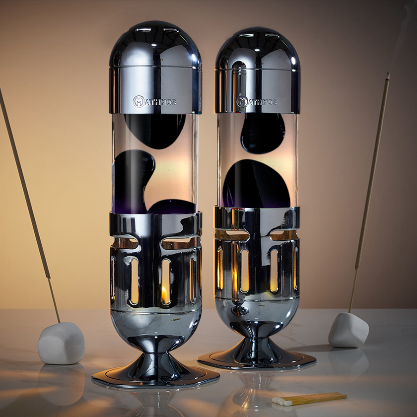 Dvi chromuotos Mathmos Pod žvakinės lavos lempos su skaidriu skysčiu ir juoda lava bei smilkalais, mistiška lavos lempa