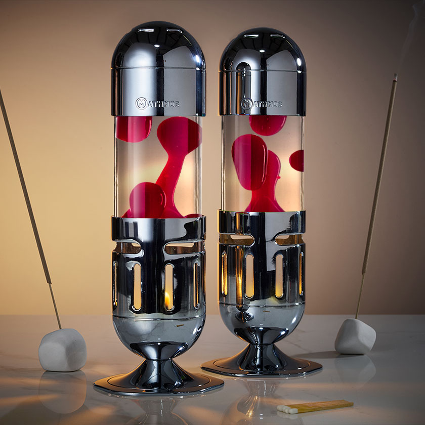 Dvi chromuotos Mathmos Pod žvakinės lavos lempos su skaidriu skysčiu ir raudona lava bei smilkalais, romantiška lavos lempa