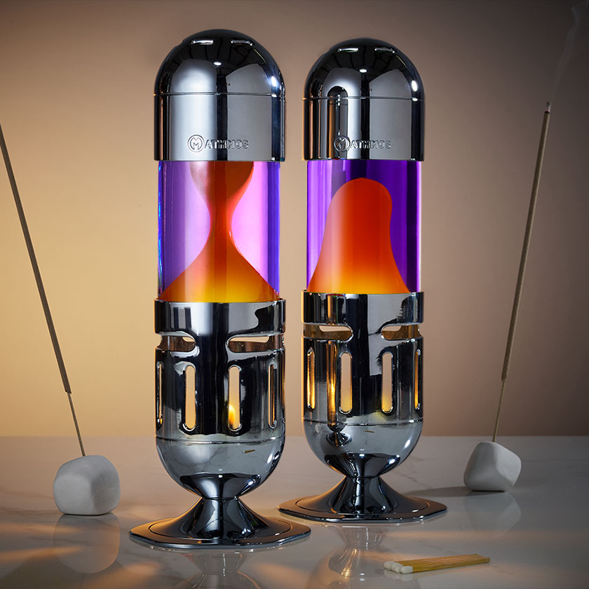 Dvi chromuotos Mathmos Pod žvakinės lavos lempos su violetiniu skysčiu ir oranžine lava bei smilkalais, gundanti lavos lempa