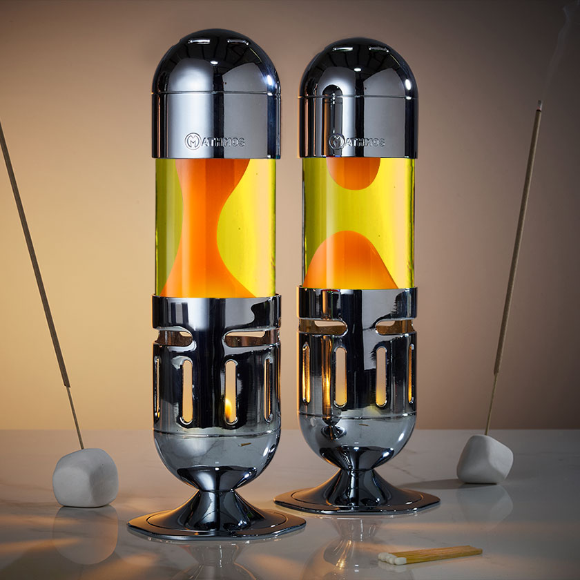 Dvi chromuotos Mathmos Pod žvakinės lavos lempos su geltonu skysčiu ir oranžine lava bei smilkalais, ugninga lavos lempa