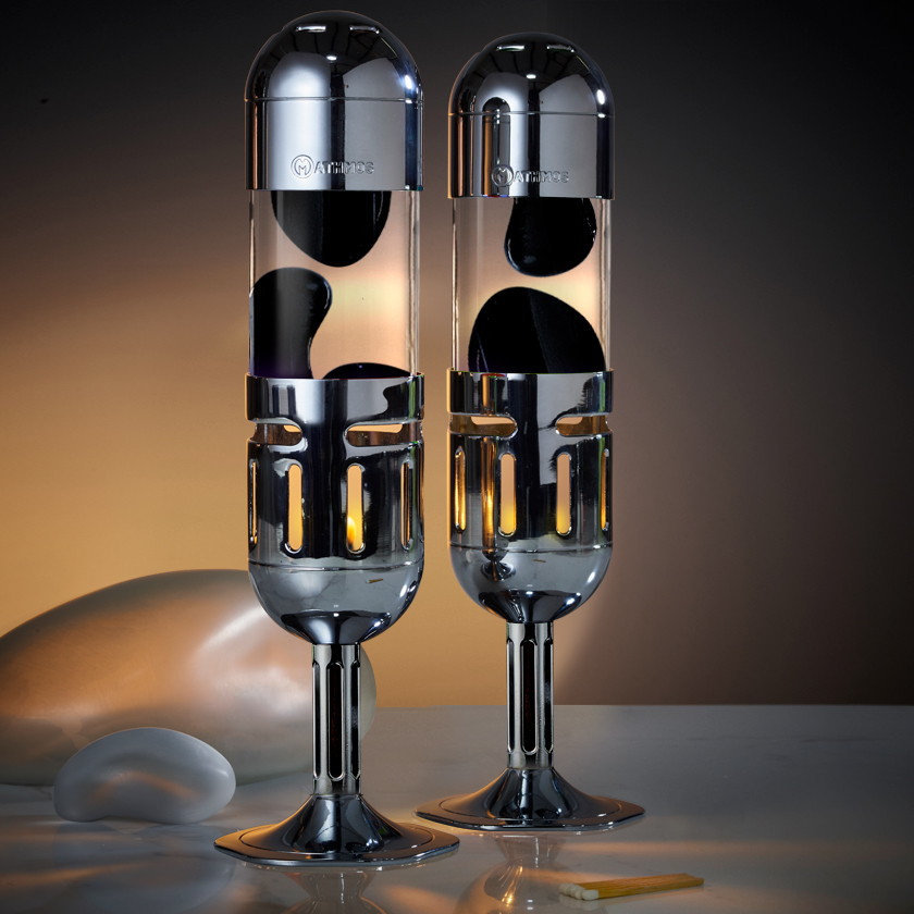 Dvi chromuotos Mathmos Pod žvakinės lavos lempos su skaidriu skysčiu ir juoda lava