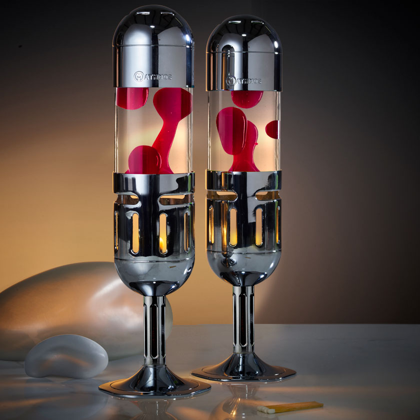 Dvi chromuotos Mathmos Pod žvakinės lavos lempos su skaidriu skysčiu ir raudona lava, unikali lavos lempa