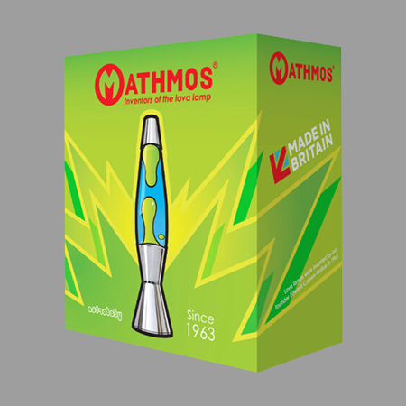 Mathmos Astro Baby lavos lempos Originali Pakuotė – Pagaminta Didžiojoje Britanijoje nuo 1963 Mathmos Astro Baby lavos lempos žalia originali dėžutė su užrašu Made in Britain Since 1963 pilkame fone