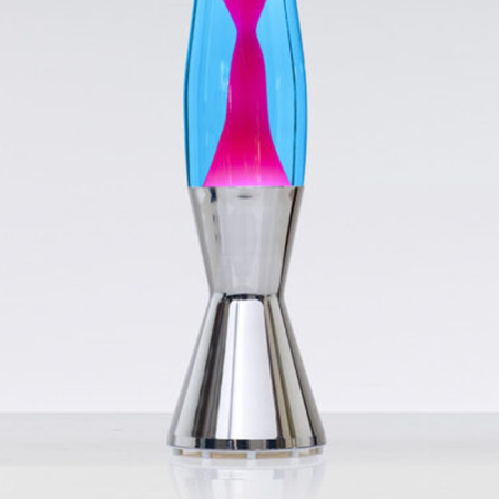 Mathmos Astro Baby lavos lempa – Sidabrinės Bazės Detalė su Mėlyna ir Rožine Lava Mathmos Astro Baby lavos lempos sidabrinės bazės detalė su mėlynu skysčiu ir rožine lava baltame fone