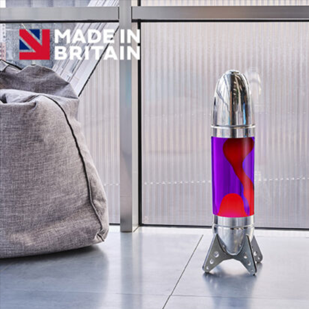 Originali Mathmos Rokit raketos formos lavos lempa – Sidabrinė / Violetinė / Raudona Didelė sidabrinė Mathmos Rokit raketos formos lavos lempa su violetiniu skysčiu ir raudona lava pastatyta ant grindų šviesiame interjere