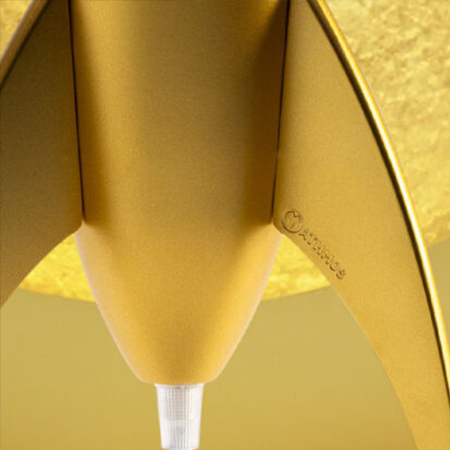 Mathmos Telstar Raketos formos lavos lempa – Auksinės Bazės Detalė Mathmos Telstar raketos formos lavos lempos auksinės bazės ir logotipo detalė aukso spalvos fone